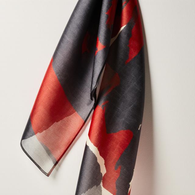 Pañuelo de seda estampado